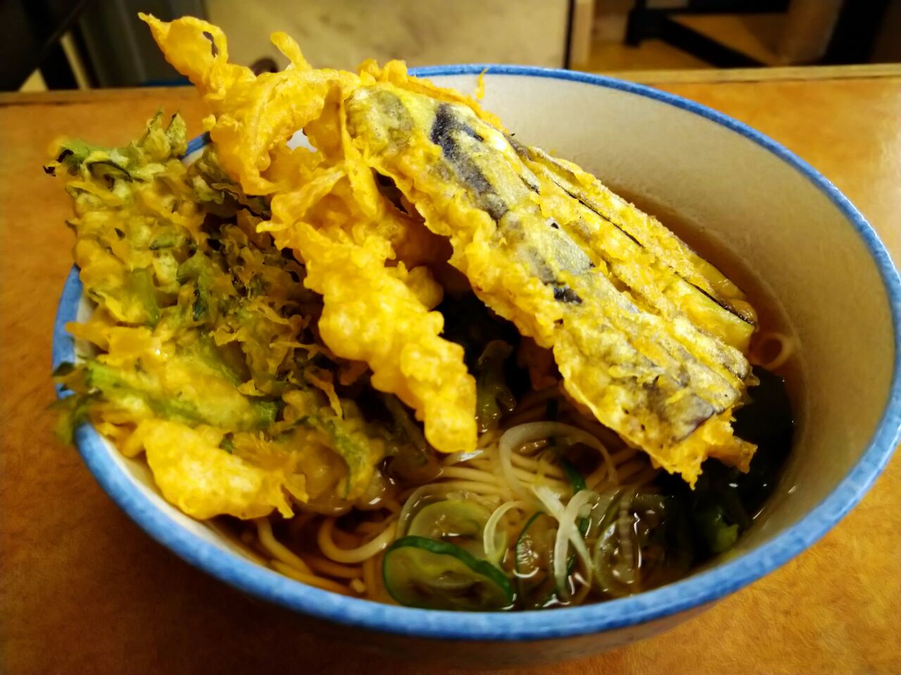 虎ノ門の「峠そば」で野菜天盛り蕎麦を食べた。揚げたて天ぷらが美味だった。 : ふと思い立ってやってみた グルメな日常 編