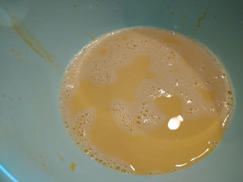 たまごと牛乳を混ぜる