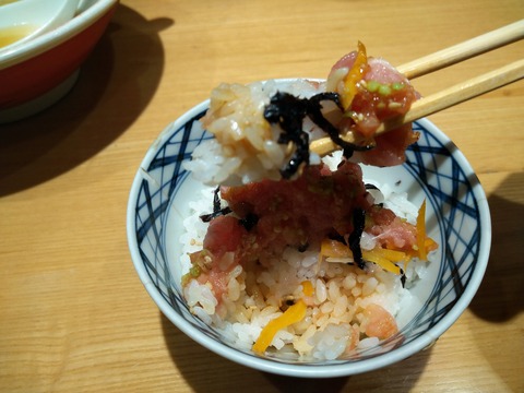 トロたくちらし丼を食べる