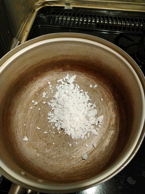 鍋にわらび餅粉を入れる