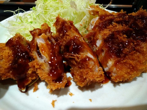 とんかつまるや ロースかつ ソースをかける