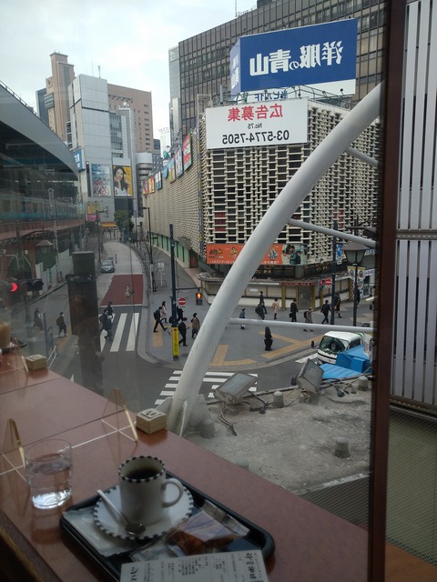 ツバキcafeのまどから外を眺める