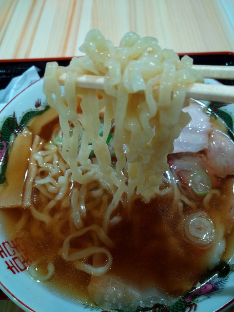 喜多方ラーメン まるや 麺はちぢれ麺