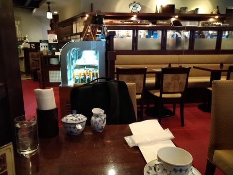 屋珈琲店 新橋はなれ テーブルにコーヒーカップのみおかれる
