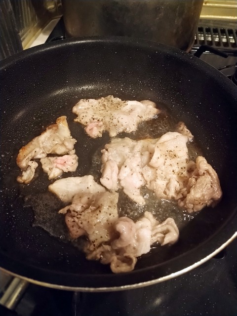 豚肉を炒める