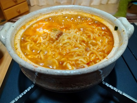 辛ラーメンを煮込む