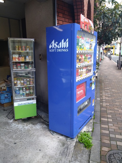 自販機の後ろに冷蔵庫だと?