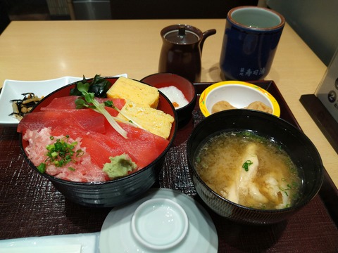 鉄火丼と鯛のあら汁