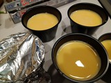 プリン液を型に入れる