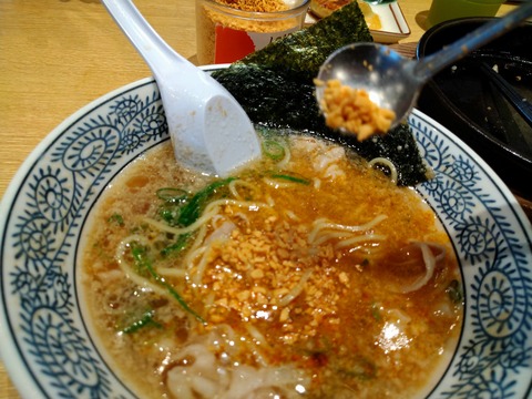 揚げニンニクを入れて食べる。