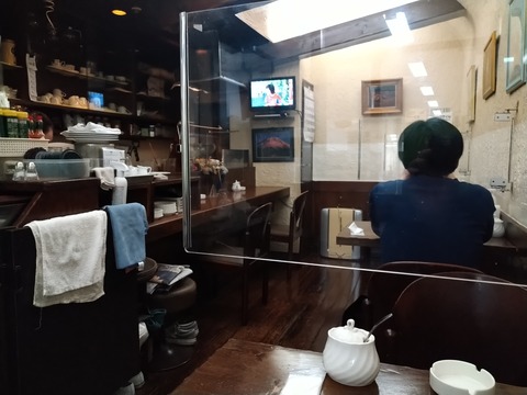 虎ノ門 カフェ・ライム TVが見える