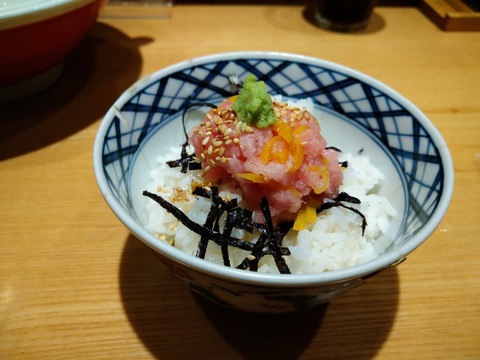 トロたくちらし丼