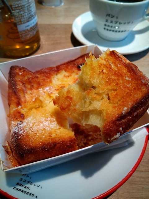 パンとエスプレッソと フレンチトーストを食べる