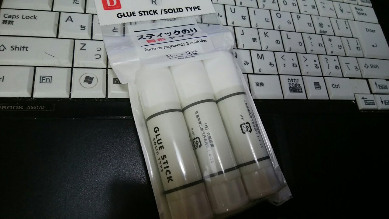 ダイソーのスティックのり3本入りはコスパ最高 まんてんブログ
