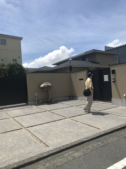 小泉邸玄関先