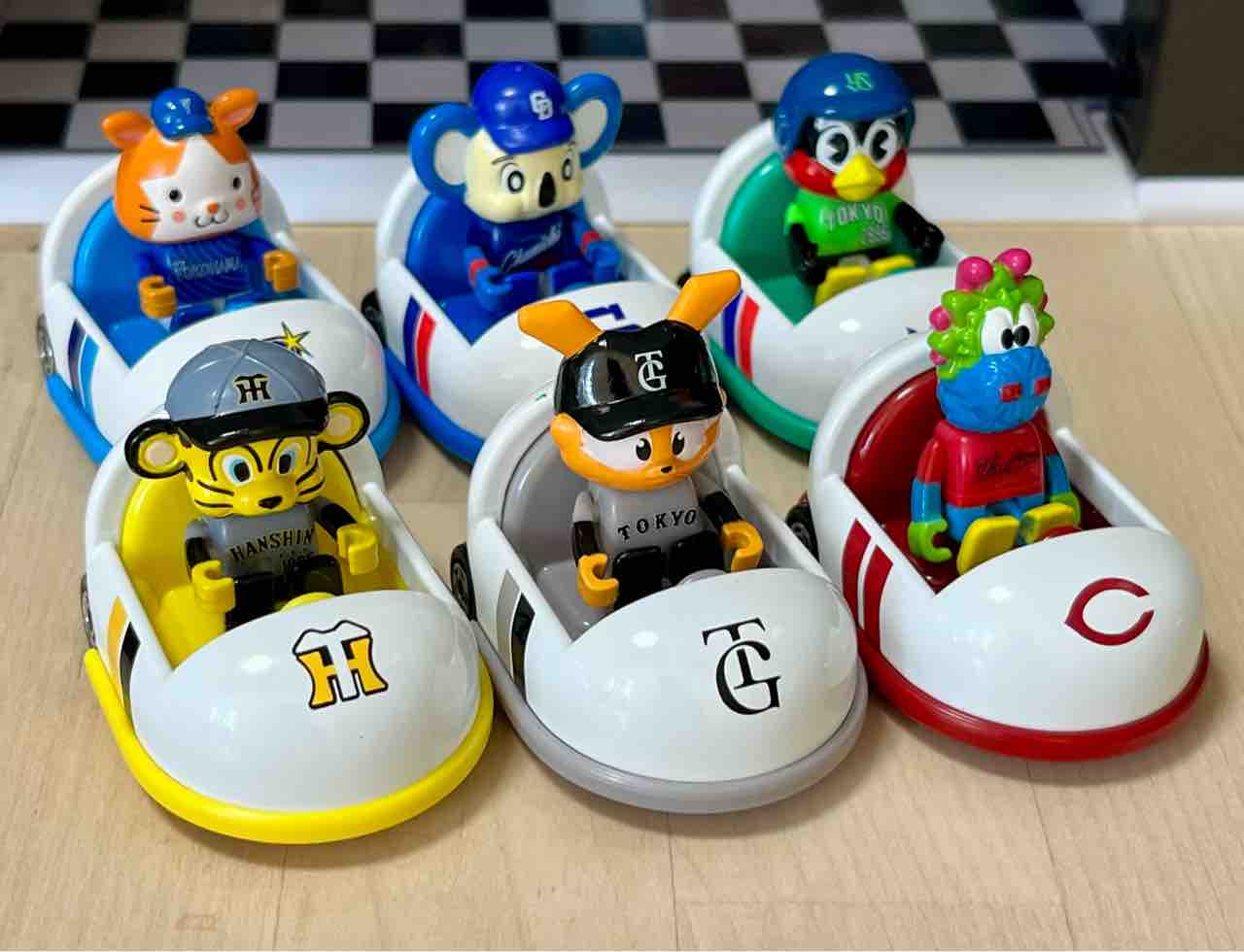 プロ野球 トミカ 2024 2025 スワローズ タイガース ベイスターズ プロ野球 トミカ 2024 2025 スワローズ タイガース ベイスターズ