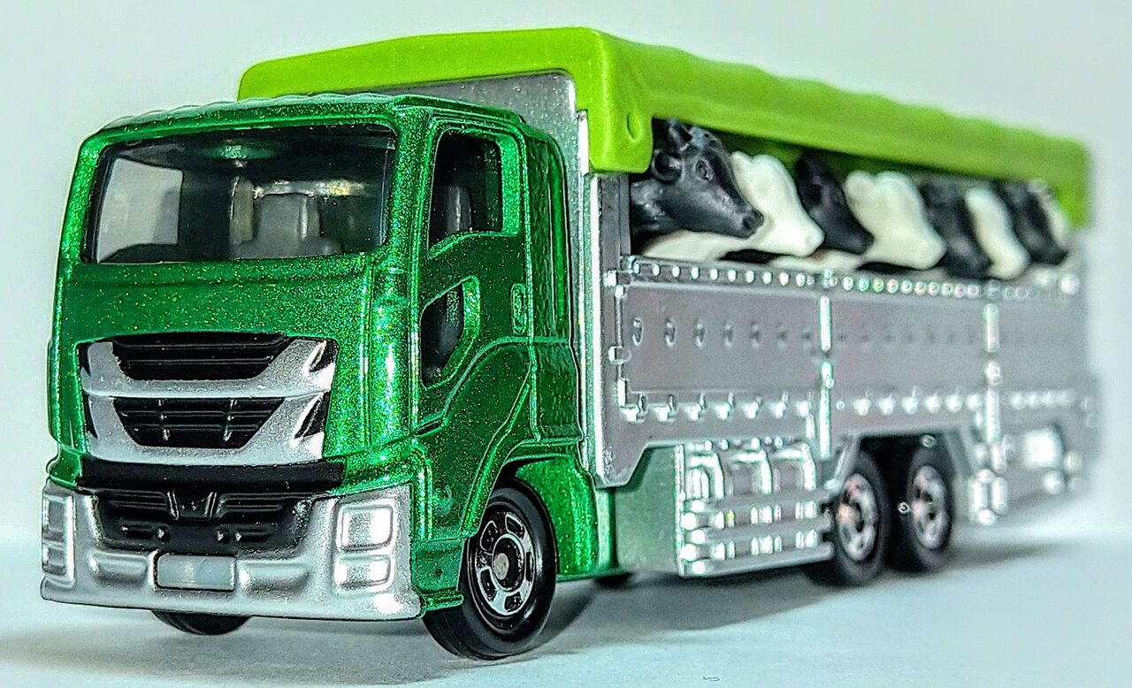 牛さんたちをのせていろんなところへ 家畜運搬車です ミニカーをもっと楽しむブログ