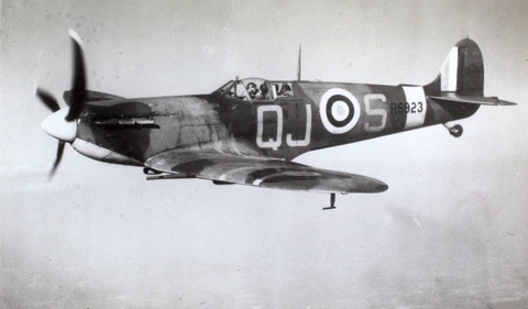 15_Supermarine_Spitfire_R6923,_QJ-S_(15836050395)