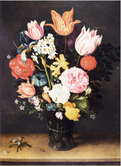 机上の花瓶に入ったチューリップと薔薇
