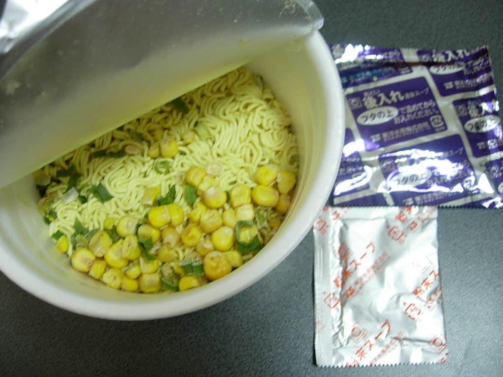 ごつ盛り コーン味噌ラーメン インスタント麺を勝手に批評するブログ