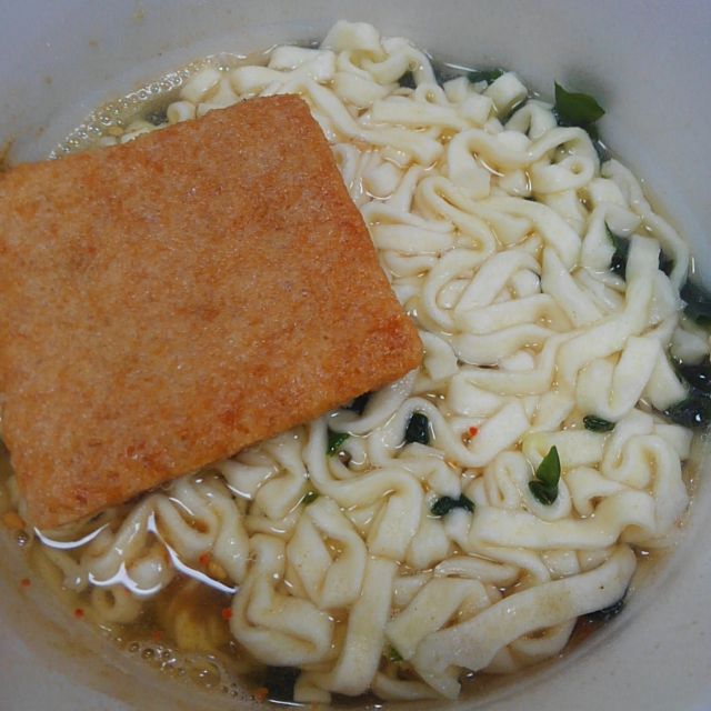 日清デカうま きつねうどんだし濃いめ : 世界一インスタントヌードル(仮 日清デカうま きつねうどんだし濃いめ : 世界一インスタントヌードル(仮