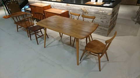 入荷したビンテージ家具を早速展示