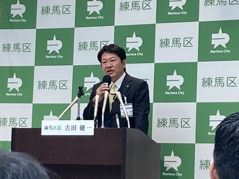会見する吉田健一練馬区長_260420_練馬区役所地下多目的会議室_平松けんじ撮影
