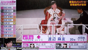 i_b_91(AKB「第6回・選抜総選挙」(2014)渡辺麻友1位_玉座に座る