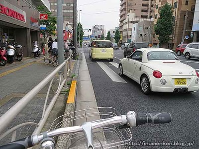 n_st_143〈車道を自転車で走る