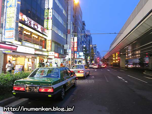 n_st_161(秋葉原の夜の車道