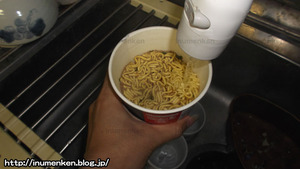 n_t_67カップ麺「肉王」熱湯を注ぐ(エースコック)