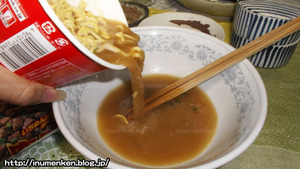 n_t_68カップ麺「肉王」丼に移す(エースコック)