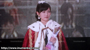 i_b_89(AKB「第6回・選抜総選挙」(2014)渡辺麻友1位_王様ガウン