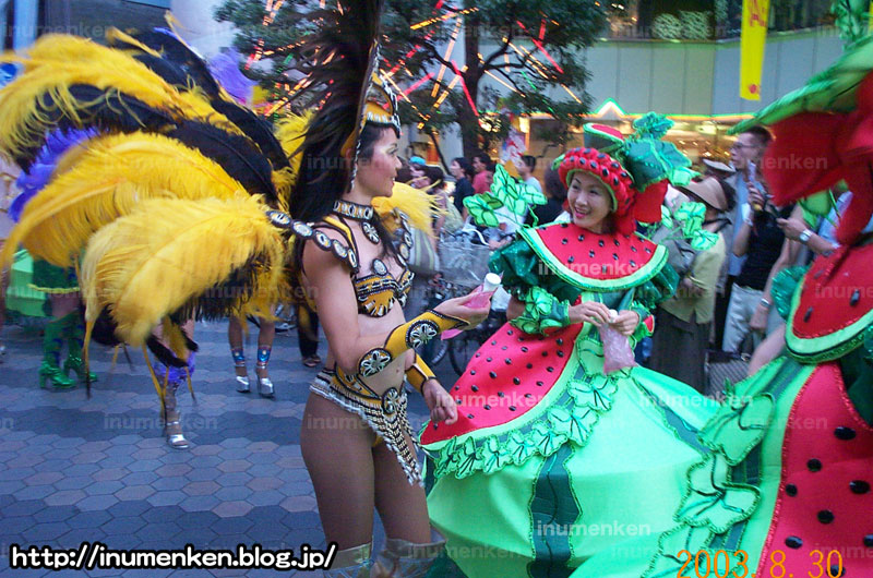 近所の浅草で サンバカーニバル がありました イラスト 漫画描く犬さん