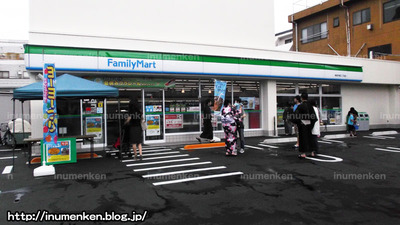 n_p_26(コンビニ「ファミリーマート」打ち水(足立区・東保木間)