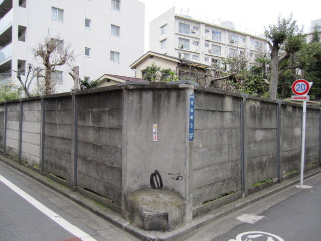 曲がり角の真ん中に 東京都新宿区 犬の糞お断り看板