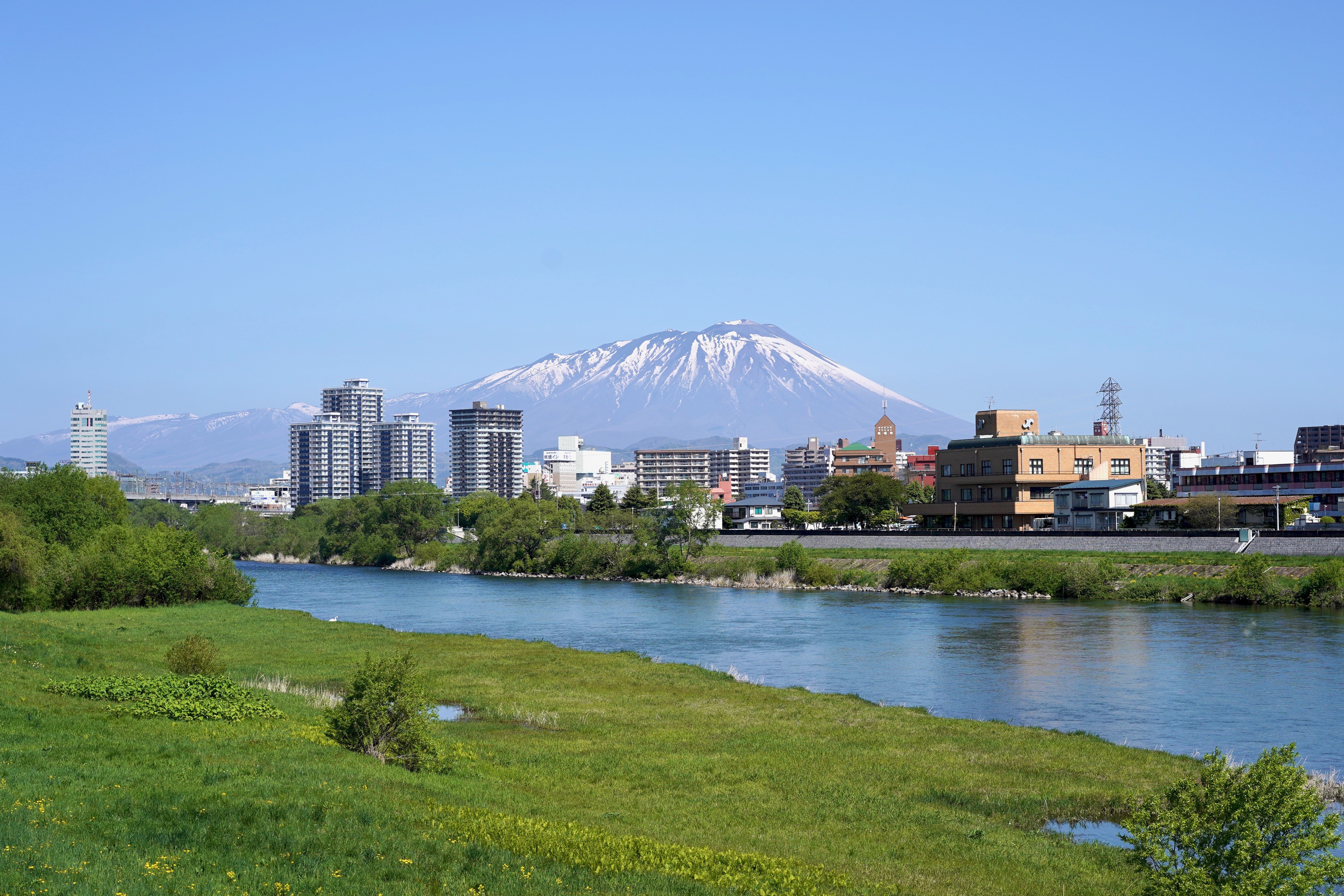 Morioka_and_Mount_Iwate_and_River_Kitakami_in_May_2019