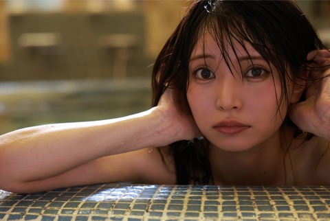 似鳥沙也加ちゃん　濡れた金ビキニは有形文化財 (9)