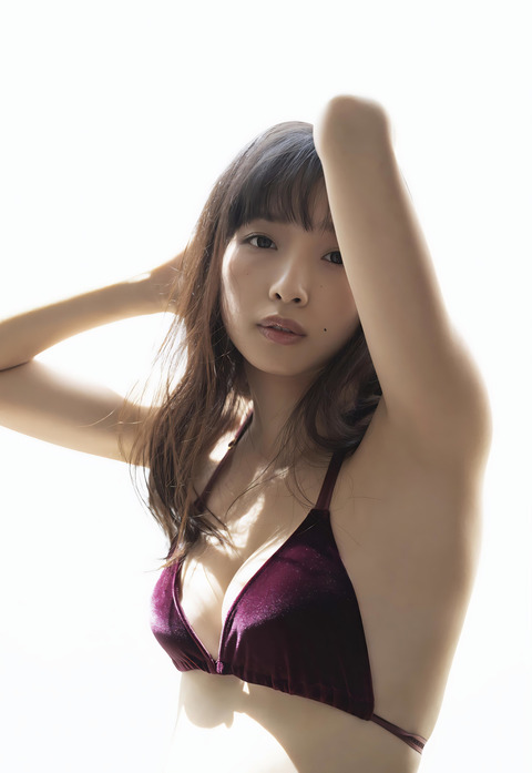 華村あすかちゃん　ビキニでシャワー (1)