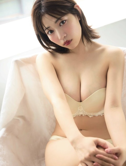 河内裕里ちゃん　こぼれてしまうHカップ (2)