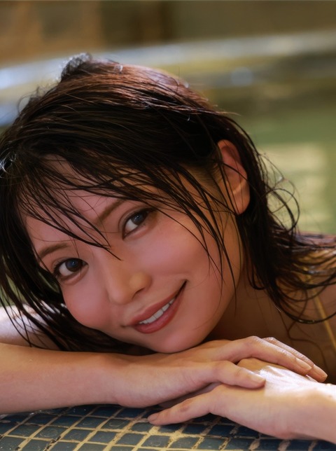 似鳥沙也加ちゃん　濡れた金ビキニは有形文化財 (10)