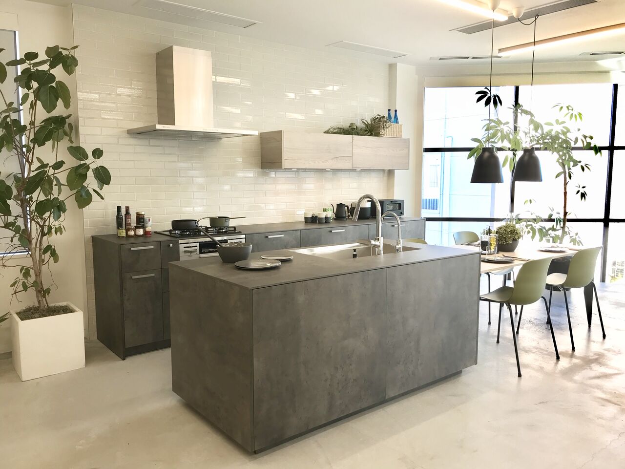 キッチンハウスグラフテクト製ローテーブル ベトングレー キッチン