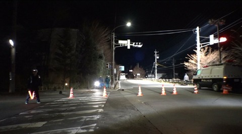 【事故】キックボードに乗っていた女性が大型バスにはねられ死亡…目撃者「キックボードの人は路上に倒れていて動かなかった…」「ヘルメットしていなかった…」軽井沢町の国道