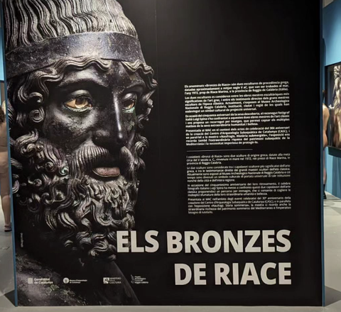 ヌーディスト団体が博物館を全裸で観覧！？ 「彫刻と同じ気持ちになって…」