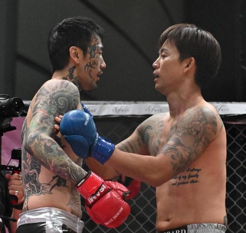 瓜田純士が開始１７秒壮絶ＫＯ負け　年商４０億円のカリスマ元アウトサイダー萩原の右カウンターをアゴに被弾　リングに崩れ落ちる