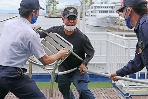 【さすまた】上野・宝石店強盗「さすまた」特需に警察OBが警鐘　「さすまたは問題が多く、使わないほうがいい」「叩く方がまし」