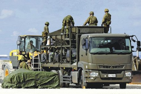 滑走路の復旧に「コンクリ製造車」、陸自で初めて西部方面隊が配備…幹部「攻撃されても半日で飛ばせる」