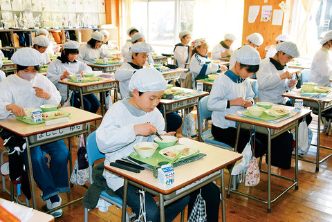 いざ「武士飯」　鎌倉時代に思いはせ…学芸員×栄養教諭、渾身のコラボ給食　嵐山の町立幼小中で提供