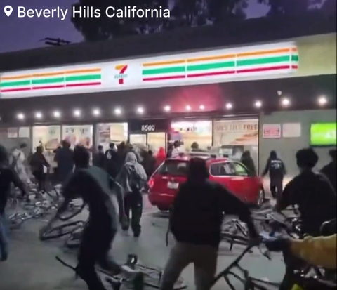 【動画】セブンイレブンのビバリーヒルズ店、強盗集団に襲撃されるWWWWWWW