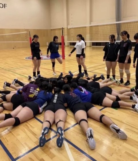 バレー部JKさん、むちむちに並んでしまう